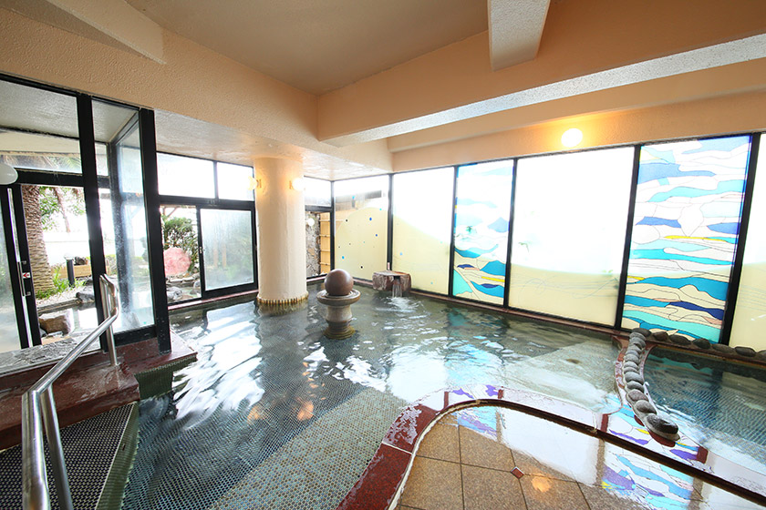 1階 女性大浴場：家族連れに人気のぬる湯やサウナもあって温浴を堪能できます。
